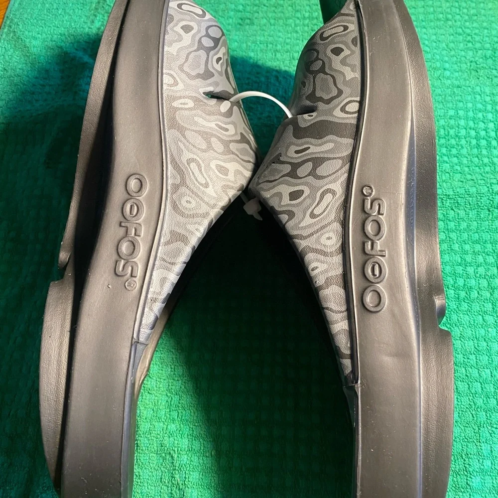 OOFOS Gray Patterned Men's Sandals size 13